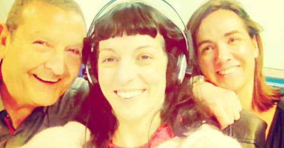 Roser Amills con auriculares junto a Adolf Tobeña y una compañera en el estudio de Catalunya Ràdio