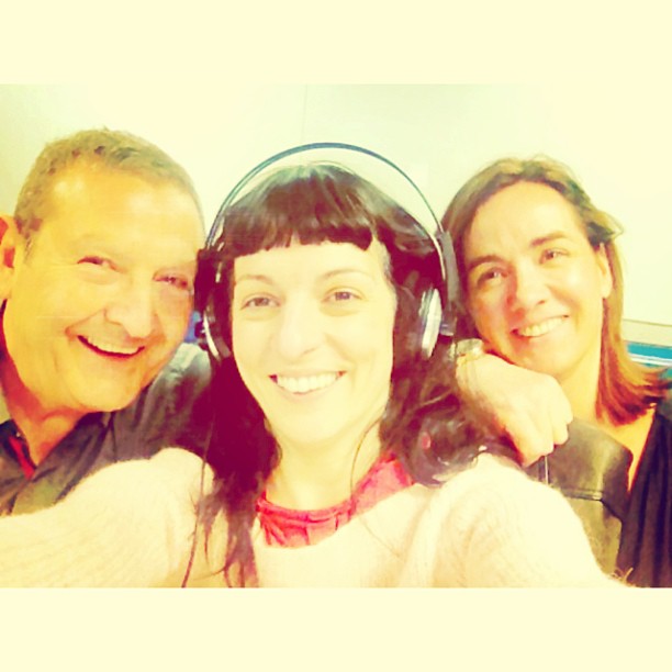 Roser Amills con auriculares junto a Adolf Tobeña y una compañera en el estudio de Catalunya Ràdio
