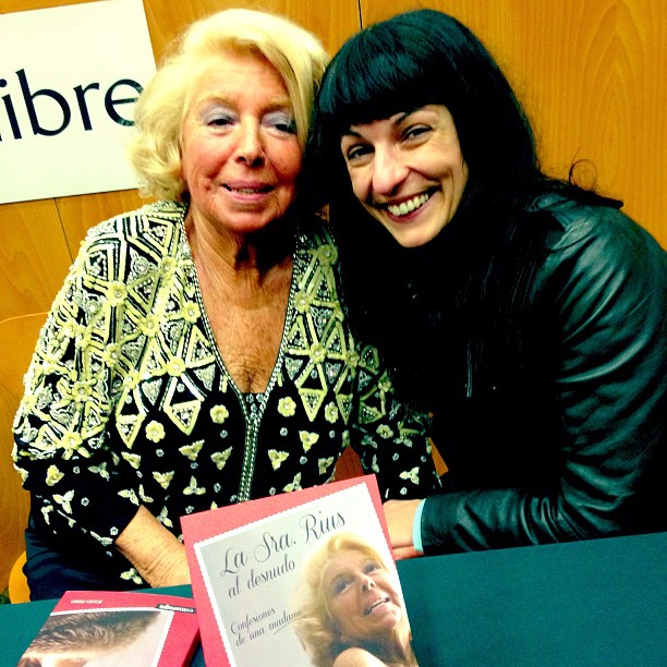 Roser Amills y la Sra. Rius sonrientes con el libro «La Sra. Rius al desnudo» en la Casa del Llibre