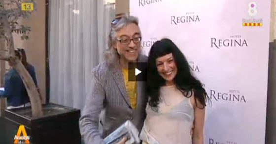 Fotograma de vídeo de Roser Amills y Víctor Amela ante el photocall del Hotel Regina