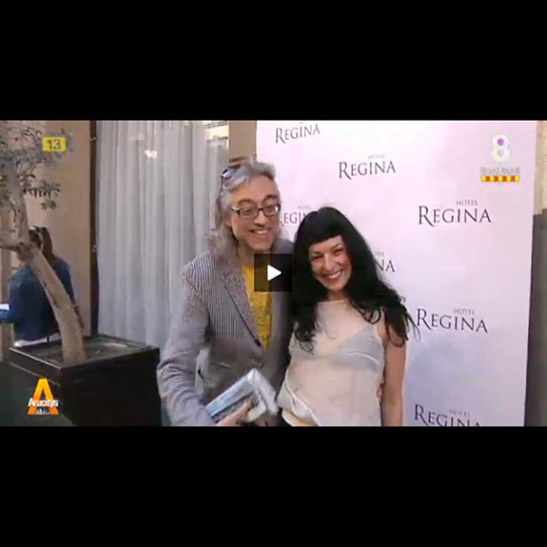 Fotograma de vídeo de Roser Amills y Víctor Amela ante el photocall del Hotel Regina