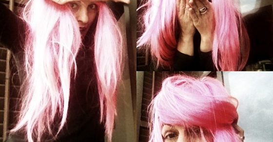 Roser Amills peluca rosa