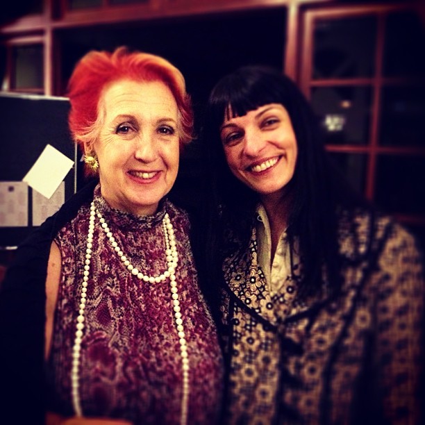Roser Amills y Rosa Maria Calaf sonríen juntas en la gala de los premios de la APEI