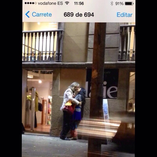 Captura de móvil de Roser Amills y Víctor Amela besándose en la calle