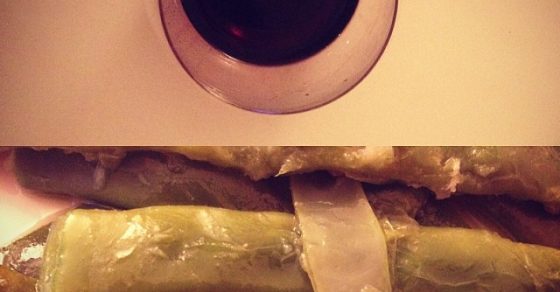 Cena Frugal De Judias Verdes Hervidas Y Vino Tinto