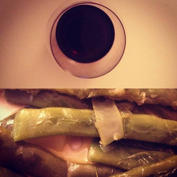 cena frugal judias verdes hervidas y vino tinto