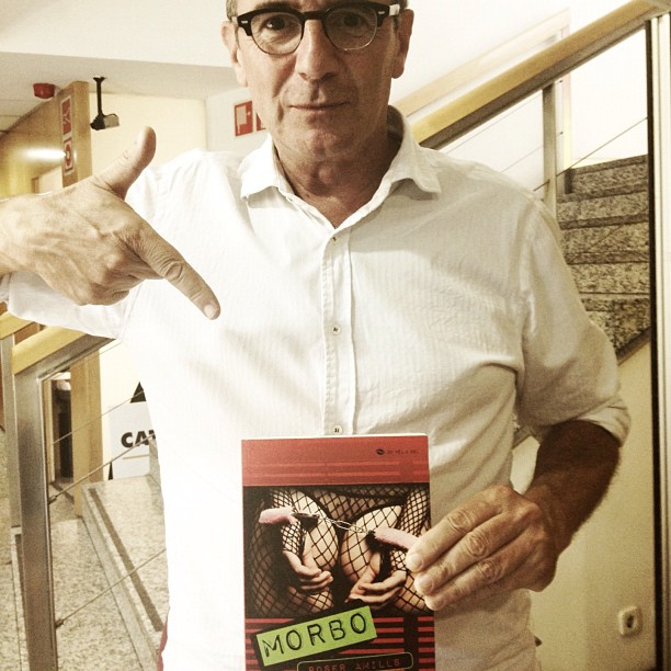 Quimi Portet amb el poemari de Roser Amills