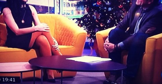 Roser Amills y Xavi Díaz conversan en los sofás de Vespre a La 2, con el árbol de Navidad al fondo