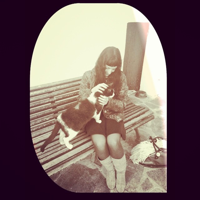 Roser Amills con gatos en Cadaques