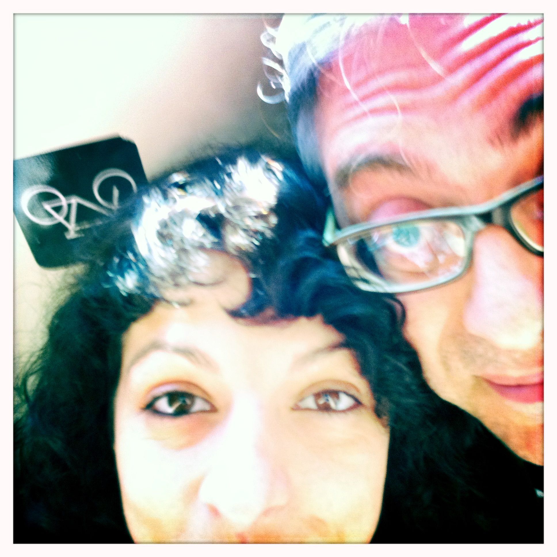 Selfi muy cercano de Roser Amills y Víctor Amela con gafas