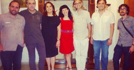 Roser Amills, de rojo, y Víctor Amela con miembros de Titoieta Ràdio en una sala del Ajuntament d’Algaida