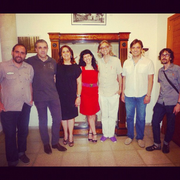 Roser Amills, de vermell, i Víctor Amela amb membres de Titoieta Ràdio i de l’Ajuntament d’Algaida