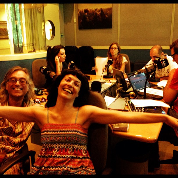 Roser Amills con los brazos abiertos y Víctor Amela en un estudio de radio