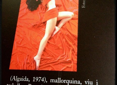 Página impresa con la foto de Roser Amills tendida sobre terciopelo rojo al estilo de Marilyn Monroe
