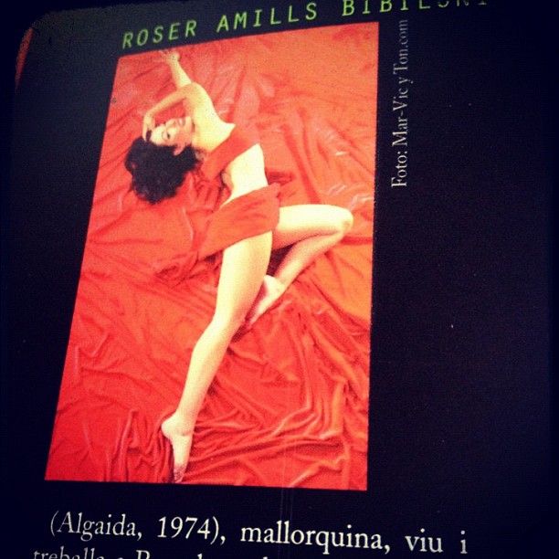 Página impresa con la foto de Roser Amills como Marilyn Monroe, firmada por Mar-Vic y Ton