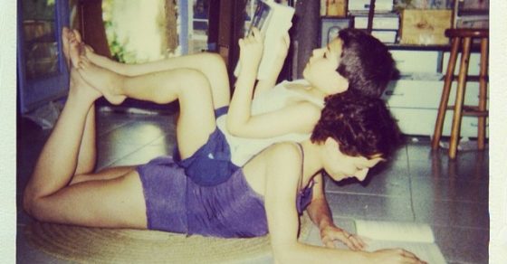 roser amills y su hijo marcel leyendo