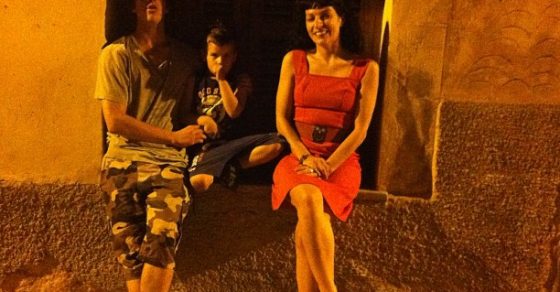 Roser Amills y sus hijos Marcel i Joan en el portal de la casa de los abuelos de Algaida