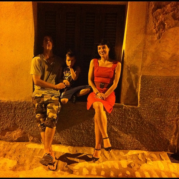 Roser Amills y sus hijos Marcel i Joan en el portal de la casa de los abuelos de Algaida