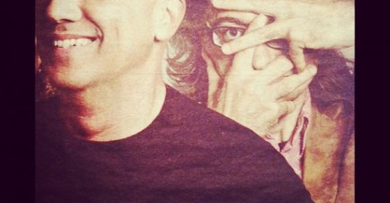 Alfonso Arús y Víctor Amela tapándose la cara con la mano en una imagen de 8TV