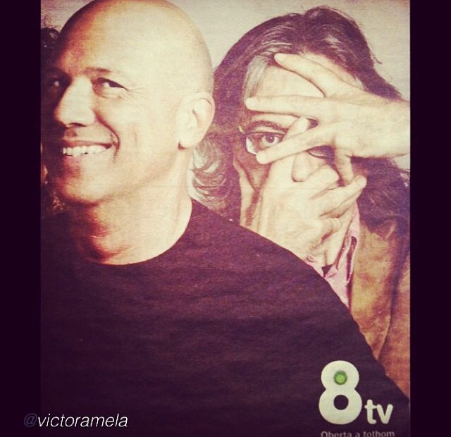 Alfonso Arús y Víctor Amela tapándose la cara con la mano en una imagen de 8TV