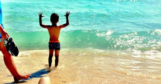 juan hijo pequeño de roser amills en la playa