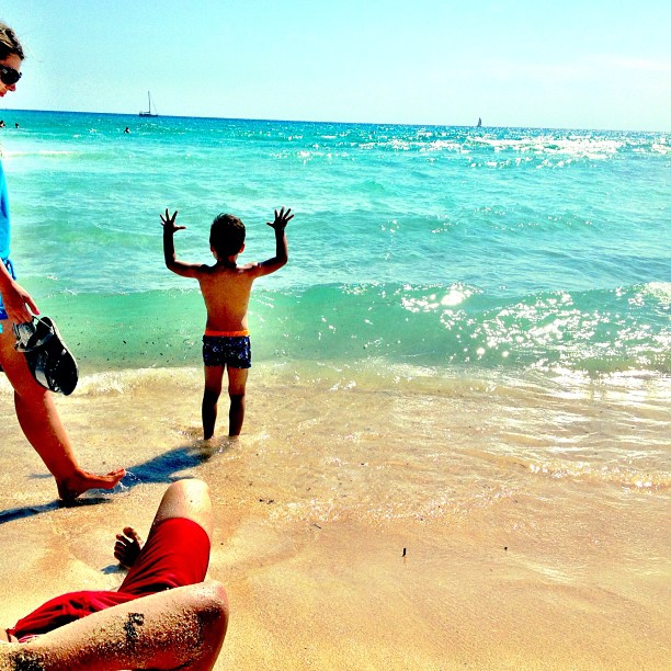 juan hijo pequeño de roser amills en la playa