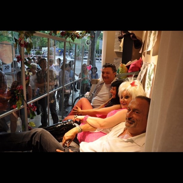 Roser Amills Con Aramis Fuster Poerformance Escaparate De La Mallorquina