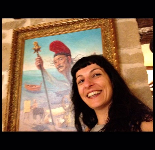 Selfi de Roser Amills ante un cuadro en el que aparece Salvador Dalí con un báculo