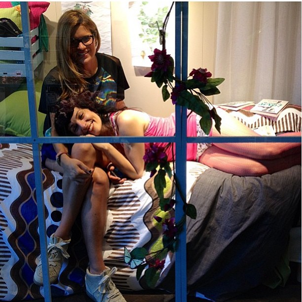 Roser Amills Con Silvia Bosch Performance Escaparate De La Mallorquina