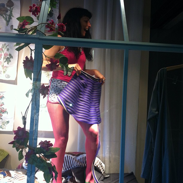 Roser Amills performance escaparate tienda La Mallorquina de Barcelona