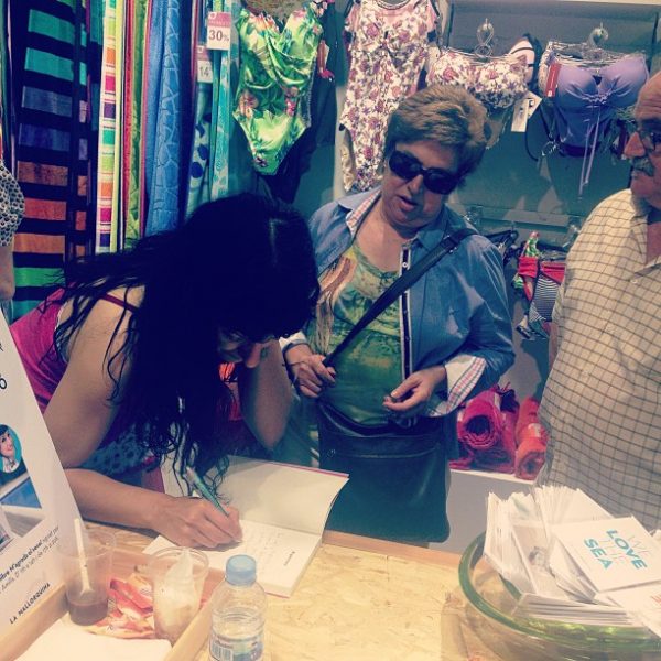 Roser Amills firma libros en La Mallorquina