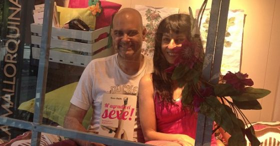 Amb el @xaviborrell, que m'ha visitat i hem parlat dels respectius llibres!!! #elcantodelaira #megustalamallorquina #magradaelsexe 1 roser amills firma libros escaparate de la mallorquina