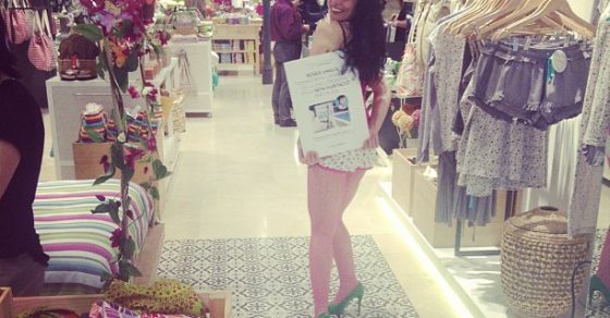 Roser Amills Firma Libros Performance Escaparate De La Mallorquina 2