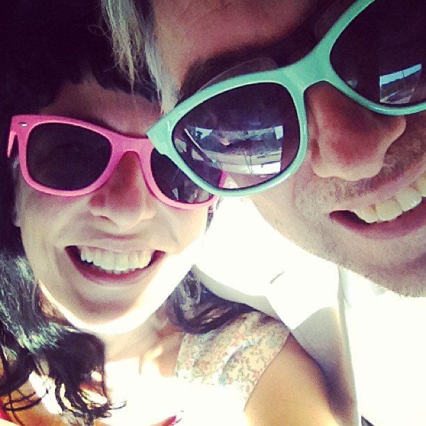 Selfi de Roser Amills con gafas rosas y Víctor Amela con gafas turquesa
