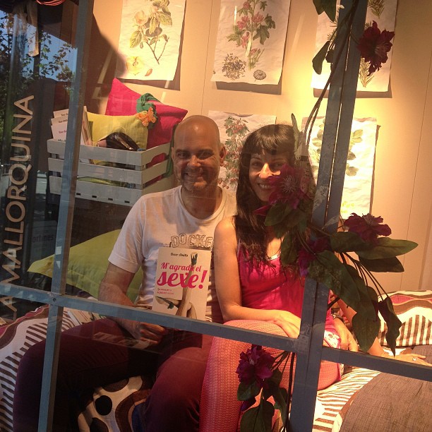 Roser Amills Y Xavi Borrell Performance Escaparate De La Mallorquina