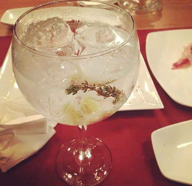 gintonica de tomillo y arbequinas
