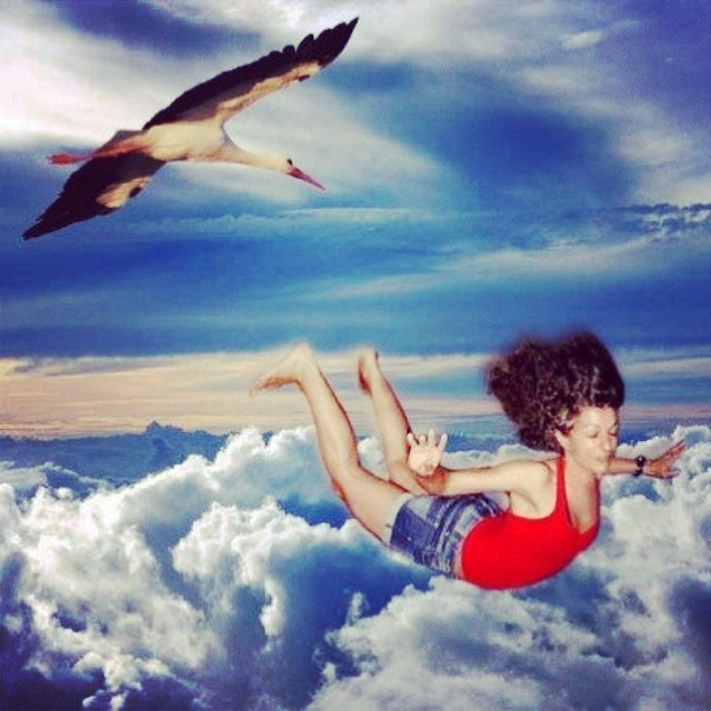 roser amills volando cielo azul