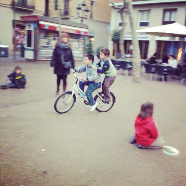 Mi hijo Juan jugando en la plaza de la Vila de Gràcia