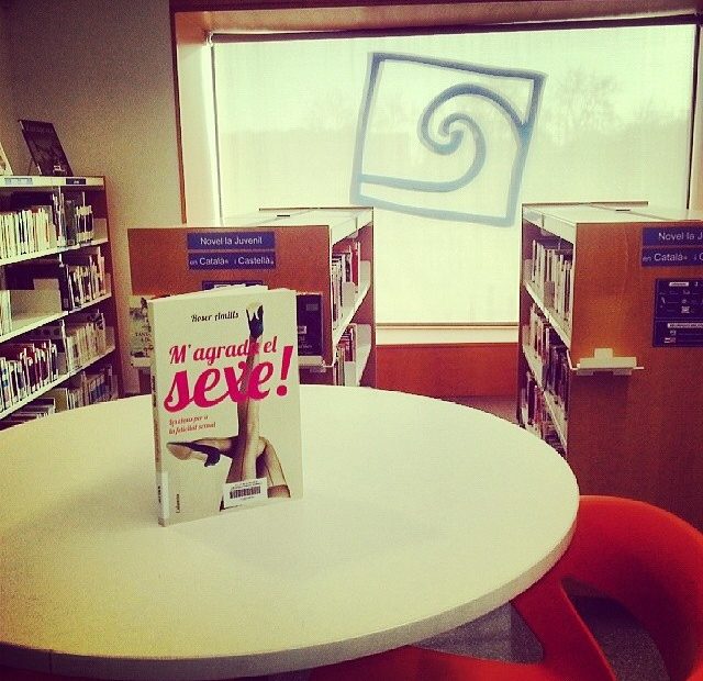 Libro de roser amills en la biblioteca de cambrils