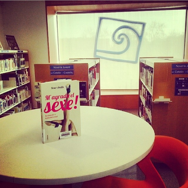 Libro de roser amills en la biblioteca de cambrils