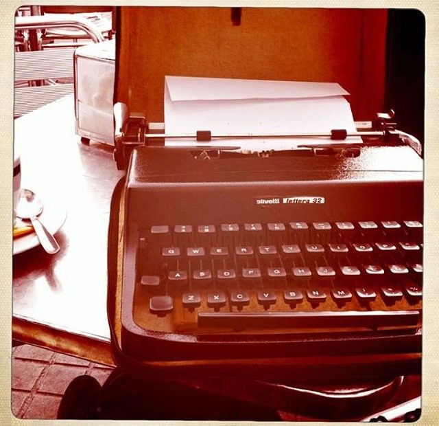 Maquina De Escribir De Roser Amills En El Bar Zurich De Barcelona