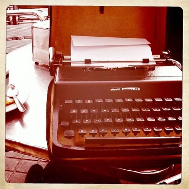 maquina de escribir de roser amills en el zurich de barcelona