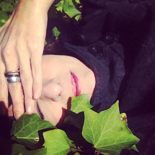 Roser Amills estirada en un prado