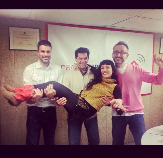 Roser Amills Con Equipo De Los Murphys En Radio Rubi