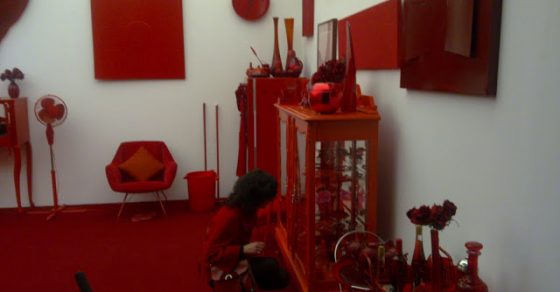 roser amills en una habitacion en la que todo es de color rojo