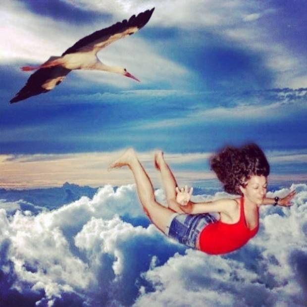 roser amills volando cielo azul