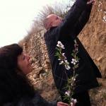 Roser Amills Y Bigas Luna Recogiendo Flores De Almendro 2