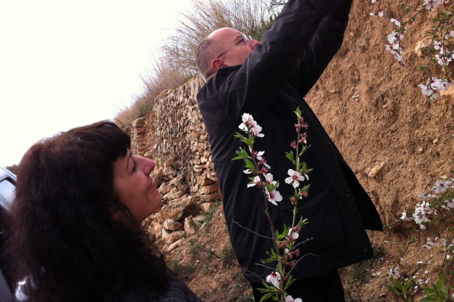 Roser Amills Y Bigas Luna Recogiendo Flores De Almendro 2