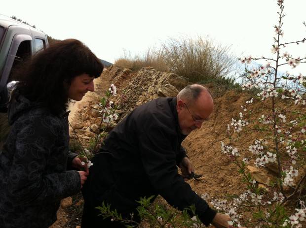 bigas luna y roser amills recogiendo flores de almendro