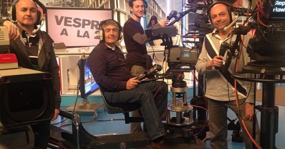 Us presento el meravellós equip de càmeres de Vespre a La 2 Saben posar per a la foto, oi? - Roser Amills, escritora mallorquina